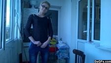 śliczna blondyna ssie wielkiego fiuta w wannie