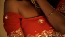 zanurzyła języczek między jej udami