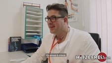 dziewczyna z różową szparką rozkłada nogi na kutasie