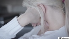 seks w różnych pozycjach na łóżku