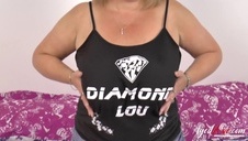 wymasował jej ramiona w kuchni