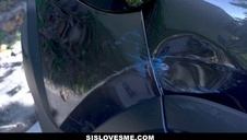 podglądacz napala się się na laskę pod prysznicem