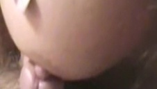 naturalna nastolatka wciska paluszki w pipkę