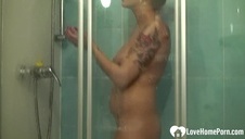 blond laseczka wciska ogórka w kakaowe oczko