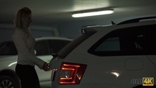 rucha sobie dwie brunety