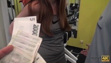 zabawia się z nim w aucie