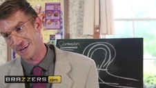 szarpie ją na schodach