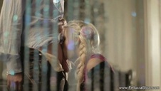 młoda mamuśka rozbiera się na kredesie