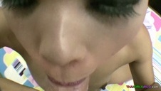 gorąca niunia na kanapie