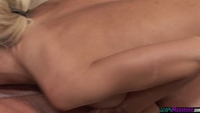 blondynka na łóżeczku czeka