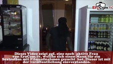 murzyn bzyka latynoskę przy basenie