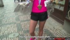 słodka nastolatka prasuje nago