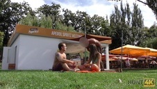 od tyłu z nastolatką w podkolanówkach