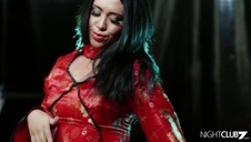 murzynek ma na sobie dobrą blondynę