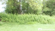 obciąga mu w toalecie na kolanach