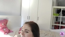 pieści ją od tylca