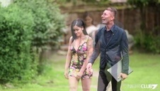 czekoladka fajnie porusza tłustą dupeczką