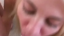 młoda panna w lateksowych butach dostała w czoko