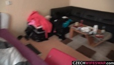 gorąca laseczka obrabia mu kuśkę