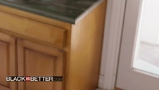 koleś masakruje swoją niewolnicę