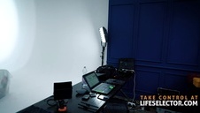 z retro mamusia na niebieskiej kanapie