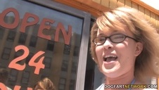 soczyste cyce wyskakują ze staniczka