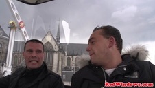 jego chuda dziewczyna w spódnicy w kratę