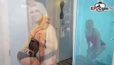 trenuje swoją żonę