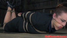 zabawia się ulubionymi zabaweczkami