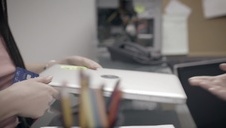 urocza gospodyni ma przerwę od prania