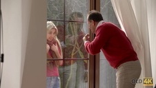 klęczy na panelach i ślini jego penisa