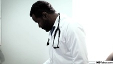 samantha saint pieści się paluszkiem po pipce