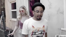 blondi krzyczy z podniecenia podczas seksu