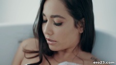 posuwa seksowną młodą brunetkę