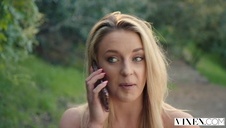 seks z blondi na prześwitującym krzesełku