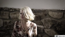 masowanie naolwionej cipki blondyny