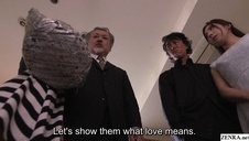 suczka rozbiera się do naga