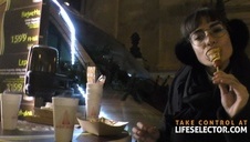 seksowna laseczka zabawia się na łózku