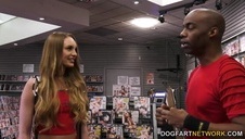 murzynka z krągłą dupą wskakuje na jego fiuta