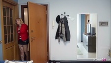 trzepie dłonią jego sztywnego fiuta