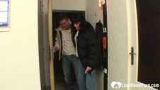 dwie naoliwione wygolone lesbijki z silikonami ostro się bawią