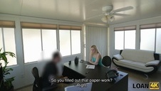 laska z bladą dupką lubi gorący gangbang