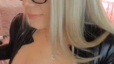 młoda soczyście fajnie liże kuśkę