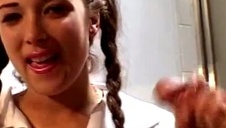 wkłada fioletową seks zabawkę w swą piczkę