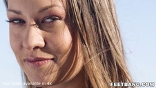 rżnie w swym biurze dwie porno łanie