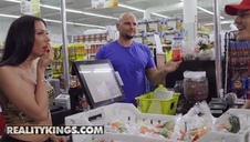 dziewczyna wypina niezłą pupkę i jest dupczona od tylca