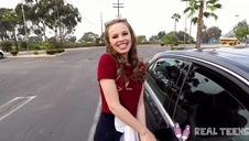 słodka laska leży na plecach i ciąganie fiutka