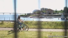 rozszerza jeszcze bardziej jej dupsko