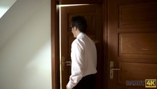 kasting i seks ze wspaniałą blondi na skórzanej kanapie