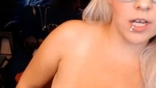 wytatuowana mama z przebitą cipką jest ostro pieprzona